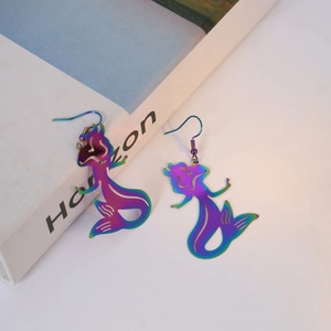Detail of mermaid earrings with aurora laser finish and hollow gradient design