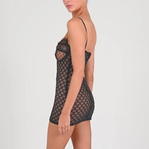 Dettaglio dell'abito corto in pizzo nero con spalline traforate e schiena scoperta slim fit
