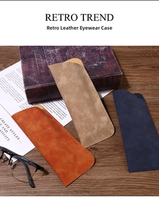 Dettaglio di custodie per occhiali in pelle retrò arancione, beige e blu con cuciture fini