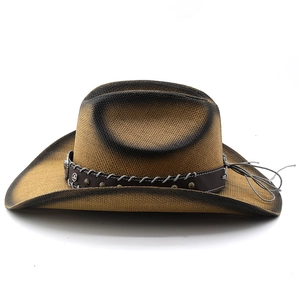 Détail d'un chapeau de cowboy tressé vintage avec ruban en cuir et rivets en métal