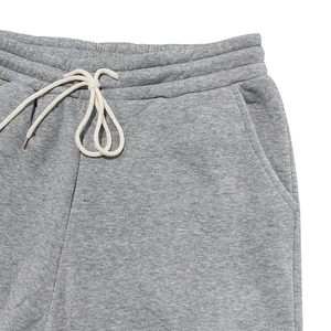 Détail du jogging gris avec taille élastique et cordon de serrage crème aux embouts métalliques