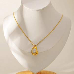 Collier en acier inoxydable avec pierre oeil de chat irrégulière et chaîne serpent dorée