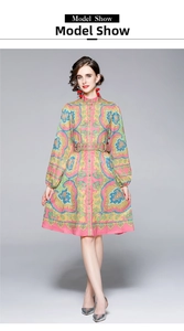 Dettaglio di un abito rosa con stampa paisley in tessuto leggero e cintura coordinata