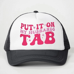 Cappellino trucker regolabile in mesh bianco e nero con stampa rosa Put It On My Husbands Tab