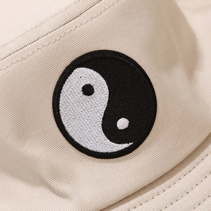 Bob beige avec broderie Tai Chi Yin Yang en sergé de coton de haute qualité pour l'été