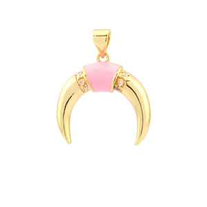 Dettaglio del ciondolo a mezzaluna con smalto rosa e intarsio in zircone placcato oro