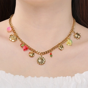 Vue détaillée d'un collier en acier inoxydable doré aux fleurs en émail colorées