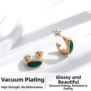Vue détaillée de boucles d'oreilles dorées en C avec émail ovale vert rétro élégant