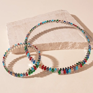 Vue détaillée de pierres précieuses en zircon colorées sur un collier en argent