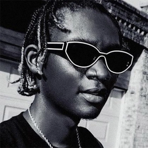 Lunettes de soleil œil de chat à monture noire et lignes blanches portées par modèle