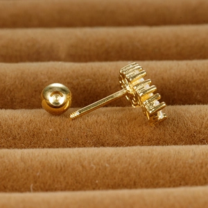 Boucle d'oreille dorée en acier inoxydable avec zircone et fermoir à vis sécurisé