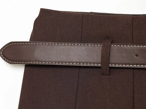 Vue détaillée de la taille de la jupe plissée marron foncé avec ceinture en cuir surpiquée