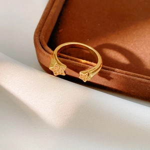 Bague ouverte plaquée or 18 carats avec deux motifs d'étoiles et accents de zircon