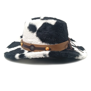 Dettaglio cappello da cowboy in pelliccia sintetica maculata con cinturino borchiato