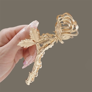 Pince à cheveux élégante en métal doré avec rose ajourée et perles pour coiffure chic