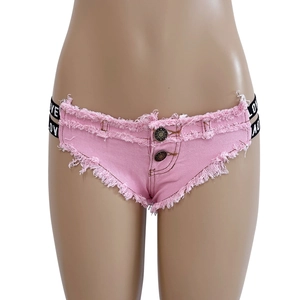 Dettaglio degli shorts in denim rosa con bordi a frange e cinturini laterali LOVE