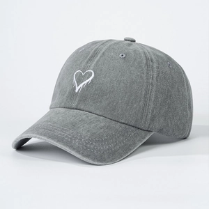 Casquette de baseball en denim délavé gris avec broderie cœur et protection solaire rétro
