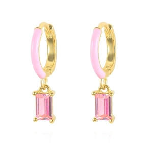 Detail von goldenen Creolen mit rosa Emaille-Inlay und rechteckigem Zirkonia-Anhänger