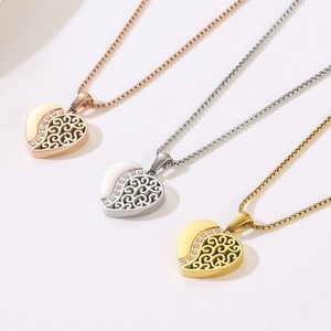Détail de pendentifs en forme de cœur en or, argent et or rose avec des strass fins