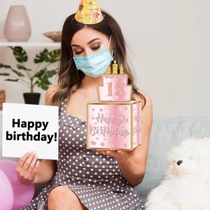 Caja de dinero rosa brillante para cumpleaños 18 en una acogedora escena de fiesta