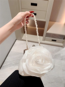 Elegante weiße 3D-Satin-Abendtasche in Rosenform mit Perlengriff und Goldrahmen