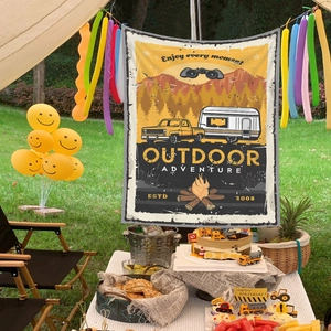 Détail de la tapisserie de camping avec un motif vintage de caravane d'aventure