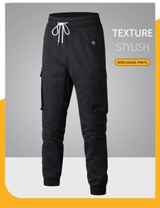 Dettaglio dei pantaloni jogger neri con vita elastica e coulisse bianche a contrasto
