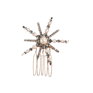 Primer plano de un peine para el cabello en forma de estrella con pedrería y perlas