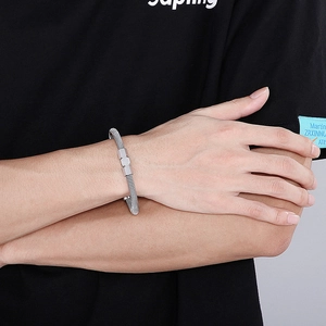 Gros plan d'un bracelet câble argenté hip hop avec maille et fermoir hexagonal