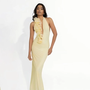 Robe longue licou jaune clair élégante avec détails de volants et coupe dos nu ajustée