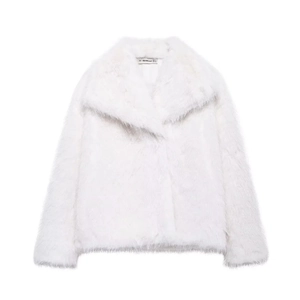 Gros plan sur une veste en fausse fourrure blanche avec large col à revers et texture