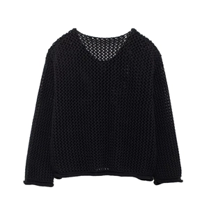 Vue détaillée d'un pull en maille ajourée noire à col rond et manches longues pour femmes