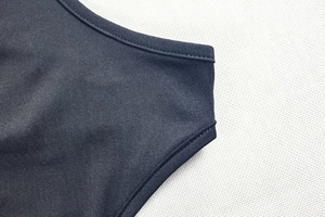 Dettaglio del tessuto elastico nero con cuciture doppie rinforzate di qualità
