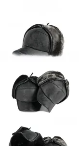 Détail de la doublure en peluche et des cache-oreilles d'une casquette d'hiver en similicuir
