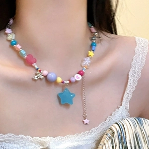 Gros plan d'un collier de perles Y2K coloré avec pendentif étoile bleue