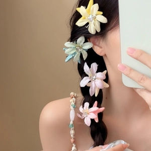 Vista dettagliata di mollette per capelli a fiori in tessuto con stelle marine.