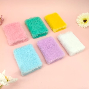 Platliggende weergave van zachte pluche hoezen voor A7 mini boekjes in pastelkleuren