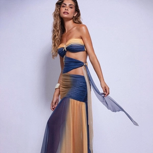 Detail der Taille mit Ausschnitt, Bindeband und Seestern am Netz-Maxikleid mit Verlauf