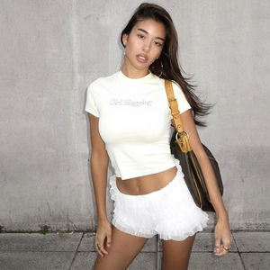 Dettaglio della minigonna bianca a balze e del crop top con stampa Girl Blogging
