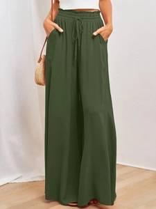 Détail du pantalon large vert armée avec taille élastique à cordon et tissu texturé