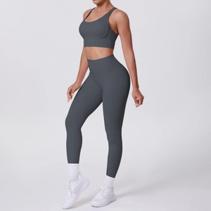 Détails de l'ensemble de yoga gris foncé avec legging taille haute et brassière croisée