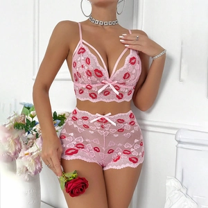 Dessous-Set aus rosa Spitze mit roten Lippen-Stickereien und kleinen Schleifen