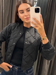 Veste matelassée noire pour femme avec motif en losanges et fermeture à boutons