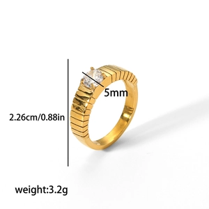 Vue détaillée d'une bague en acier doré avec zircon et mesure de largeur de 5mm