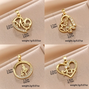 Vue détaillée de pendentifs cœur MOM en or avec dimensions et poids sur fond de soie