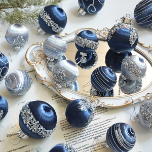 Edle Weihnachtskugeln in Champagner und Silber mit Pailletten und Satin-Swanlace-Struktur