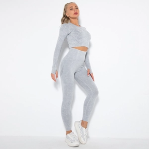 Detail von nahtlosem grauem Yoga-Set mit Daumenlöchern und High-Waist-Push-Up-Leggings
