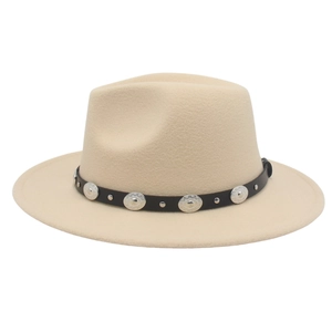 Détail du chapeau fedora en laine beige avec ruban en cuir brun et rivets en métal