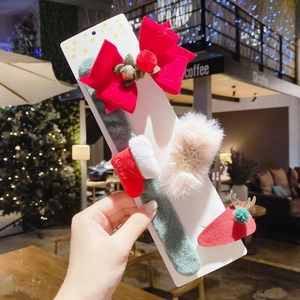 Détail de l'ensemble de barrettes de Noël avec nœud rouge et bois de renne festifs