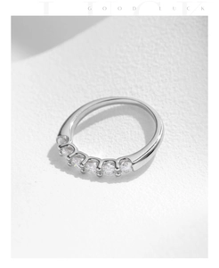 Macro detail of silver S925 ring featuring seven sparkling VVS1 moissanite stones